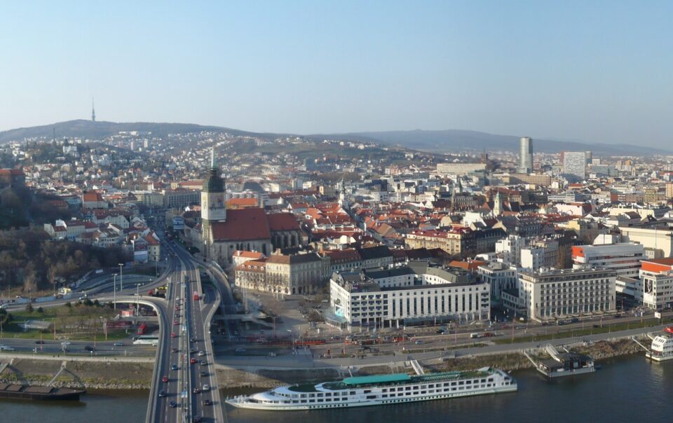 Panoráma Bratislavy s hradom, Dunajom a historickým centrom